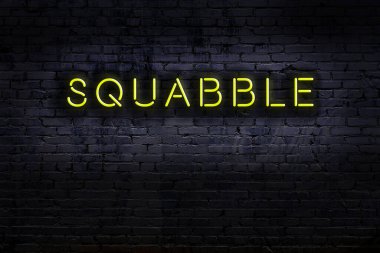 Geceleri duvarda neon levhası var. Yazı kavgası