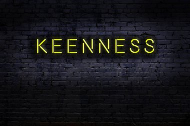 Geceleri duvarda neon levhası var. Yazı keskinliği