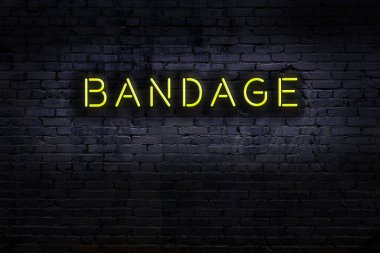 Geceleri duvarda neon levhası var. Yazı bandajı.