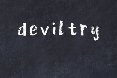 Tebeşir el yazısı şeytanlık siyah masa üzerinde