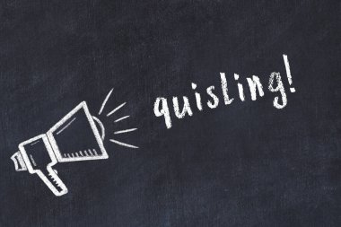 Hoparlörün tebeşir çizimi ve siyah masanın üzerine el yazısıyla yazılmış yazı.