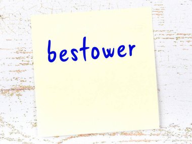 Tahta duvardaki sarı yapışkan notta el yazısıyla yazılmış bir hediye var.