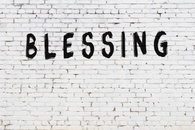 Yazı, beyaz duvara siyah boya ile yazılmış..