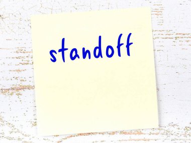 Mesafeyi hatırlatma kavramı. Tahta duvarda üzerinde yazı olan sarı yapışkan kağıt.