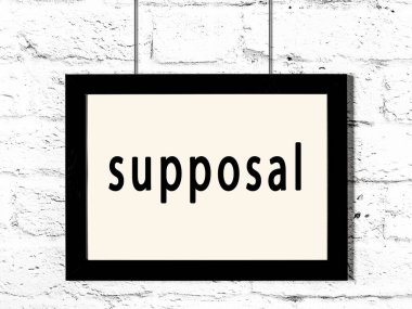 Üzerinde yazı olan siyah ahşap çerçeve beyaz tuğla duvarda asılı olmalı. 