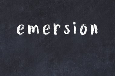 Tebeşir el yazısıyla siyah masaya yazması