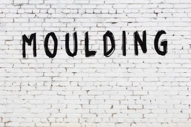 Beyaz tuğla duvara siyah boya ile yazılmış yazı kalıbı..