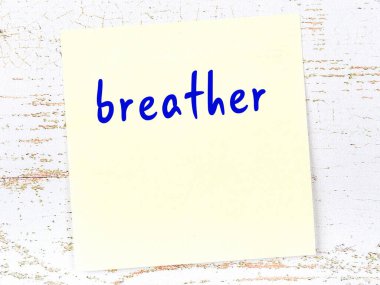 Tahta duvardaki sarı yapışkan notta el yazısıyla yazılmış solunum cihazı var.