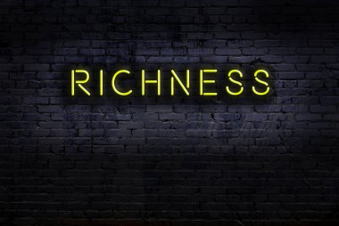 Geceleri duvarda neon levhası var. Yazı zenginliği