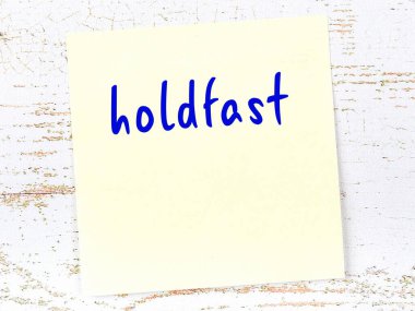 Tutunmayı hatırlatma kavramı. Tahta duvarda üzerinde yazı olan sarı yapışkan kağıt.