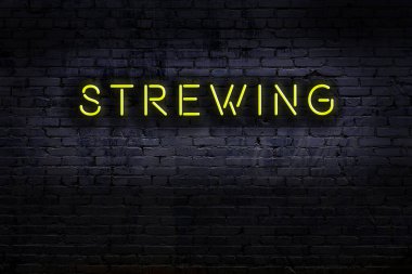 Geceleri duvarda neon levhası var. Yazı yayılıyor