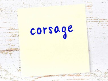 Korsajı hatırlatma anlayışı. Tahta duvarda üzerinde yazı olan sarı yapışkan kağıt.