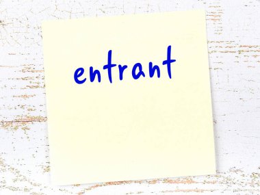 Girişle ilgili hatırlatma kavramı. Tahta duvarda üzerinde yazı olan sarı yapışkan kağıt.