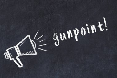 Hoparlörün tebeşir çizimi ve siyah masanın üzerine el yazısıyla yazılmış silah.