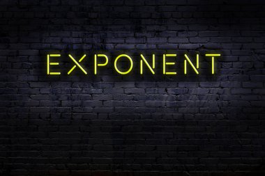 Geceleri duvarda neon levhası var. Yazı üssü