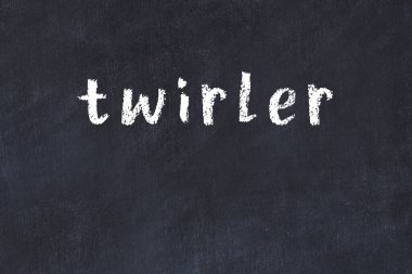 Siyah masadaki tebeşir el yazısıyla yazılmış yazması çeviri.