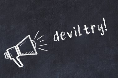 Hoparlör çizimi ve yazıt şeytanlığı olan siyah karatahta