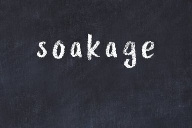 Tebeşir el yazısıyla yazması, siyah masaya.