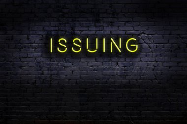 Geceleri duvarda neon levhası var. Yazı dağıtımı