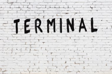 Üzerinde siyah boya bulunan beyaz tuğlalı bir duvar.