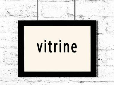 Beyaz tuğla duvara asılmış siyah ahşap çerçeve. 