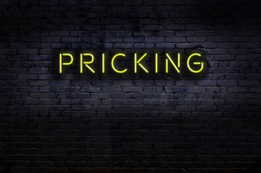 Geceleri duvarda neon levhası var. Yazı iğnesi