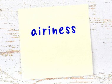 Tahta duvardaki sarı yapışkan notta elle yazılmış havalanma yazısı var.