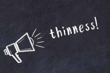 Hoparlörlerin tebeşir çizimi ve siyah masanın üzerine el yazısıyla yazılmış yazı inceliği.