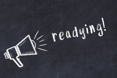 Hoparlörlerin tebeşir çizimi ve siyah masa üzerinde hazırlanan el yazısı.