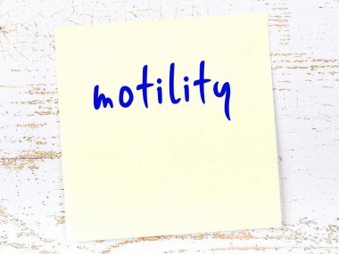 Hareketlilik hakkında hatırlatma kavramı. Tahta duvarda üzerinde yazı olan sarı yapışkan kağıt.