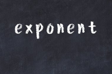 Üzerinde el yazısıyla yazılmış yazı tahtası olan üniversite yazı tahtası