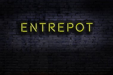 Geceleri duvarda neon levhası var. Yazıt girişi