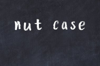 Üzerinde el yazısıyla yazılmış deli kutusu olan üniversite yazı tahtası.