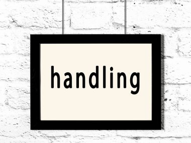 Siyah ahşap çerçeve beyaz tuğla duvara asılmış. 