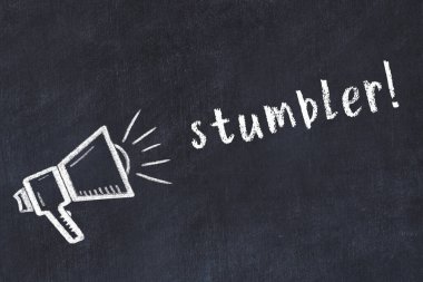 Hoparlör çizimi ve yazıt tökezletici ile siyah karatahta