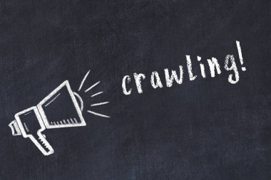 Üzerinde hoparlör ve yazı yazan siyah karatahta.