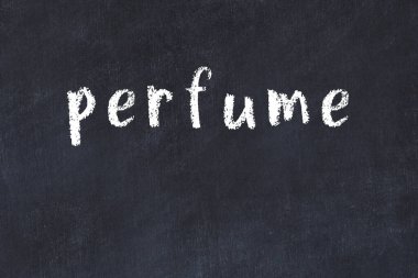 Siyah masadaki tebeşir el yazısı parfümü.