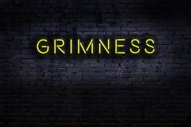 Geceleri duvarda neon levhası var. Yazıt griliği