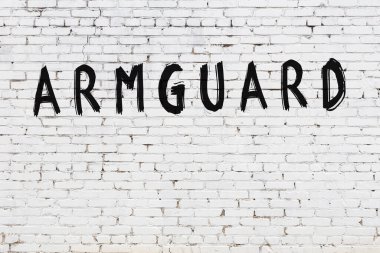 Üzerinde siyah boya bulunan beyaz tuğlalı bir duvar.