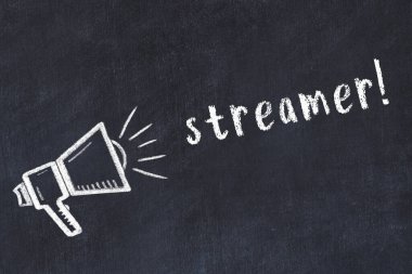 Hoparlörlerin tebeşir çizimi ve siyah masanın üzerine el yazısıyla yazılmış yazması.