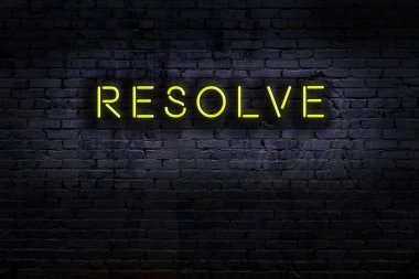 Geceleri duvarda neon levhası var. Yazı çözümü