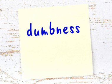 Ahşap duvarda el yazısıyla yazılmış ahmakça bir yazı var.