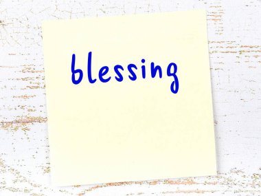 Lütuf kavramı. Tahta duvarda üzerinde yazı olan sarı yapışkan kağıt.