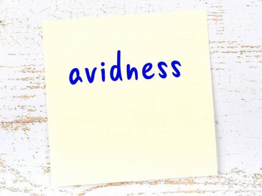 Hevesle ilgili hatırlatma kavramı. Tahta duvarda üzerinde yazı olan sarı yapışkan kağıt.