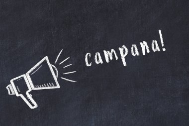 Hoparlörün tebeşir çizimi ve siyah masaya el yazısıyla yazması kampanyadır.