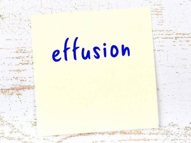 Füzyon hakkında hatırlatma kavramı. Tahta duvarda üzerinde yazı olan sarı yapışkan kağıt.