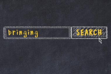 Getirmek için arama kavramı. Arama motorunun tebeşir çizimi ve tahtadan yapılmış yazı tahtası
