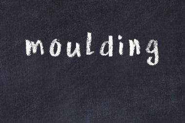 Tebeşir el yazısıyla yazılmış yazı kalıbı siyah masada.