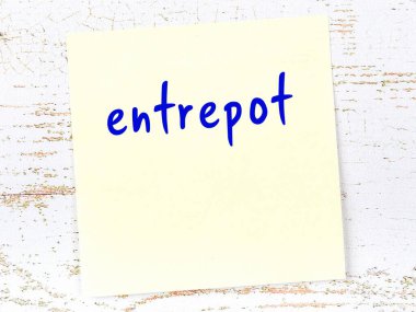 Girişimciliği hatırlatma kavramı. Tahta duvarda üzerinde yazı olan sarı yapışkan kağıt.