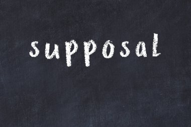 Üzerinde el yazısıyla yazılmış yazı tahtasının olduğu kolej tahtası.